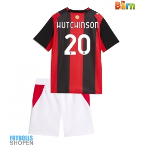 Billiga AC Milan Omari Hutchinson #20 Hemmatröja Barn 2026-27 Kortärmad (+ Korta byxor)